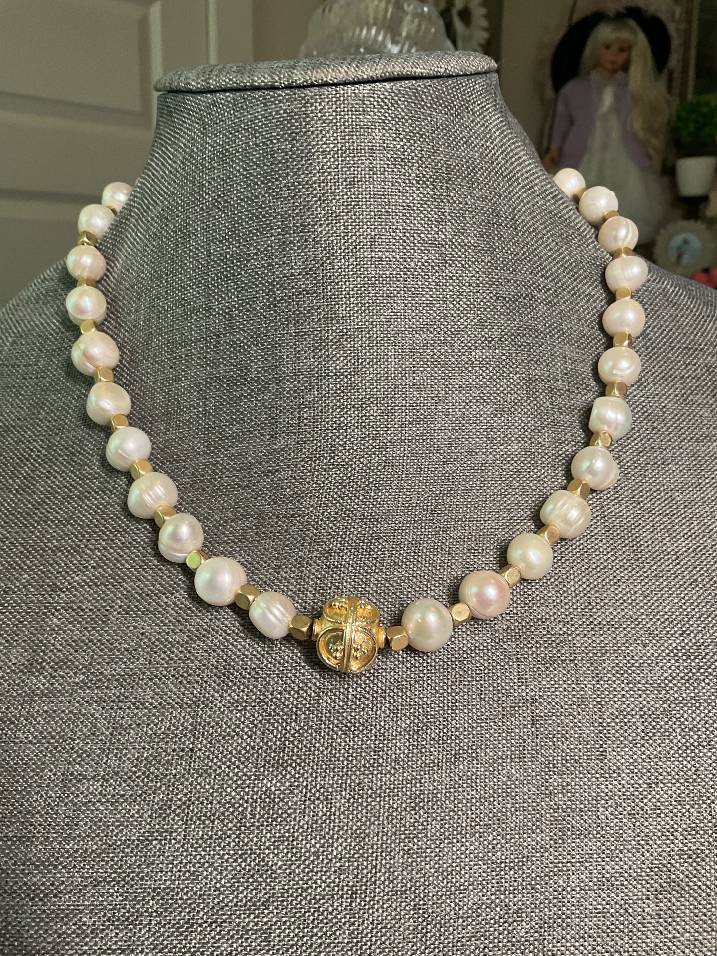 Pearl and gold short necklace with extender