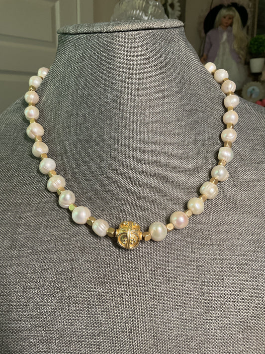 Pearl and gold short necklace with extender