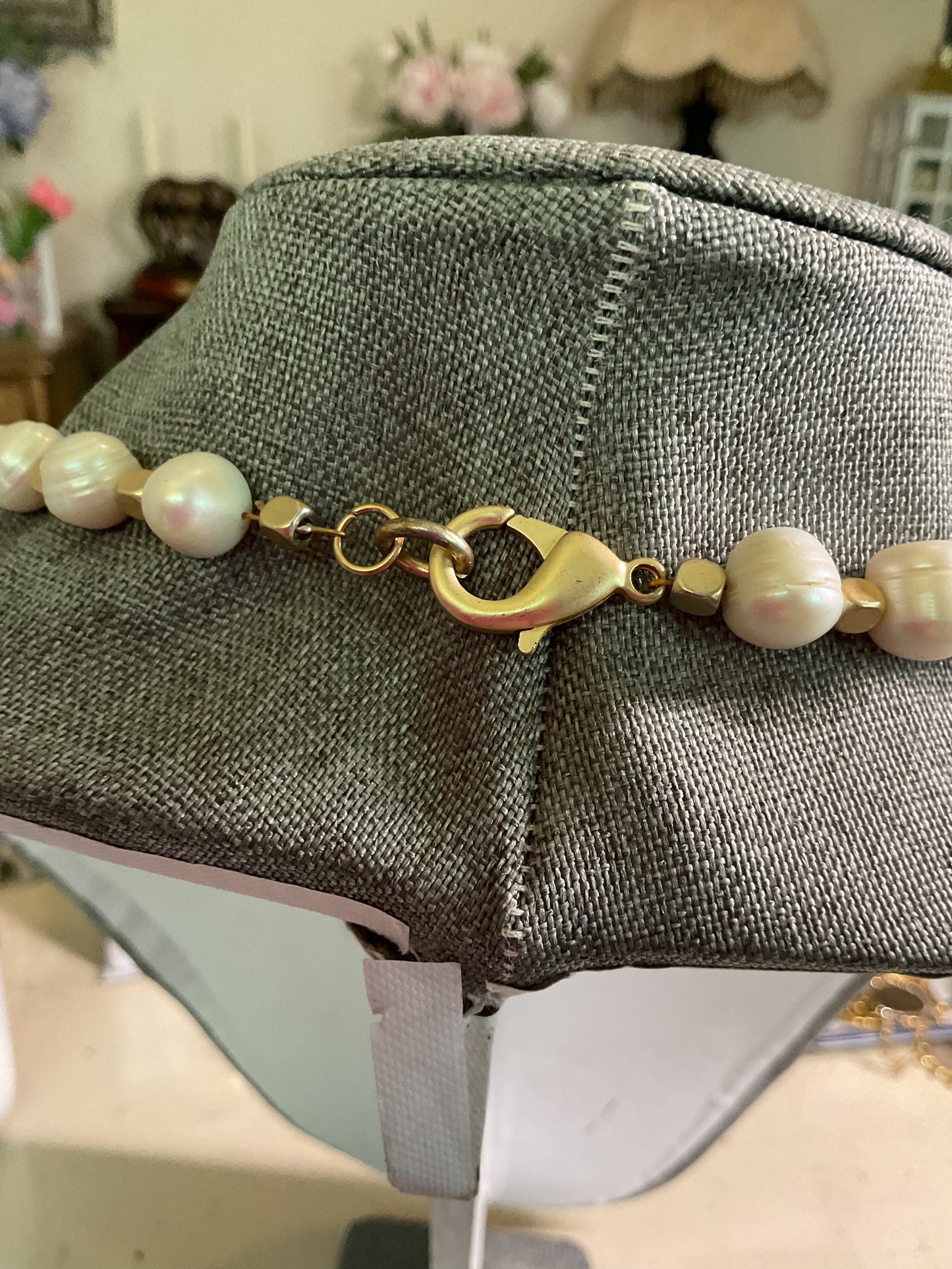 Pearl and gold short necklace with extender