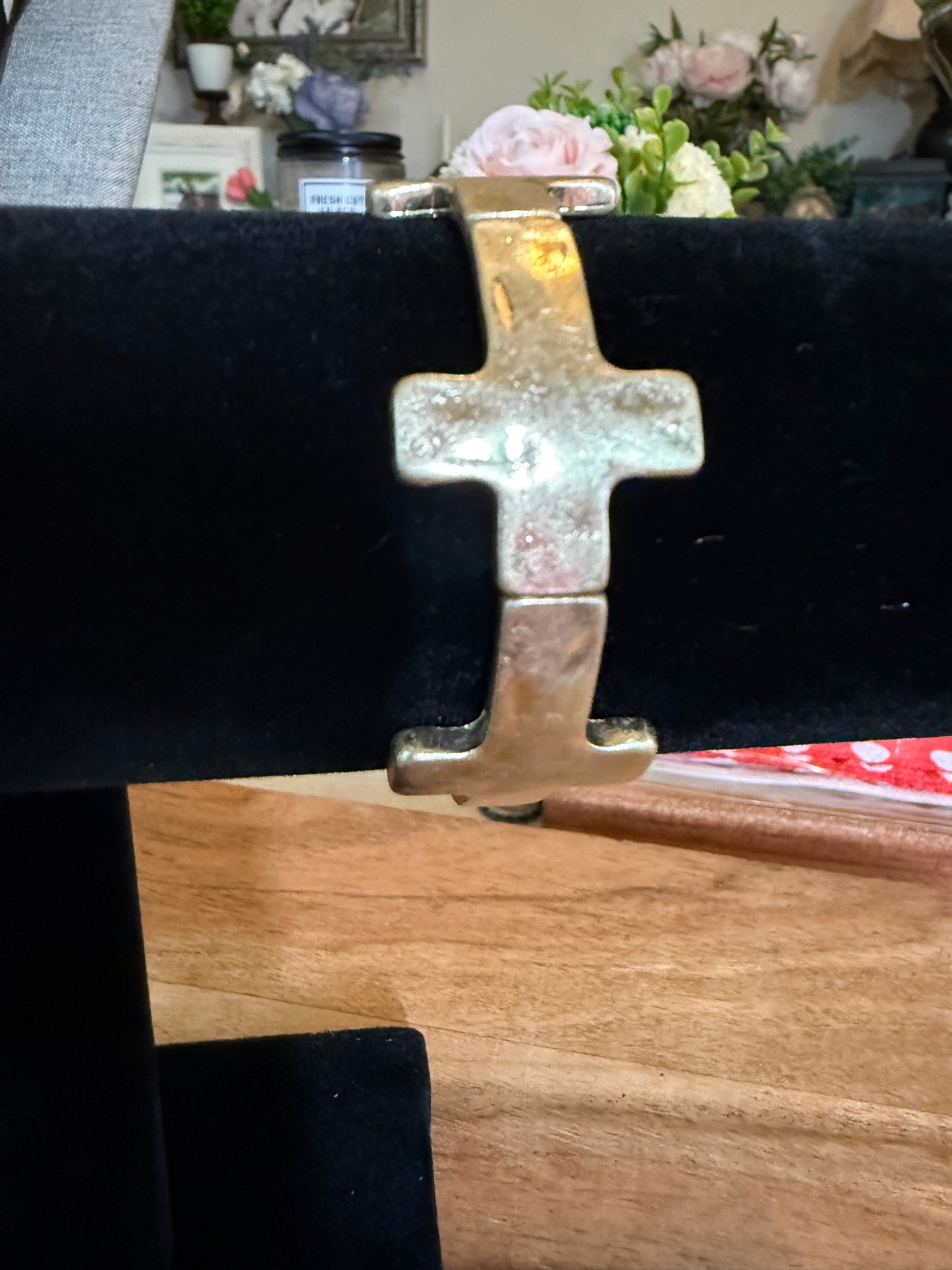Matt gold hammered cross stretch bracelet