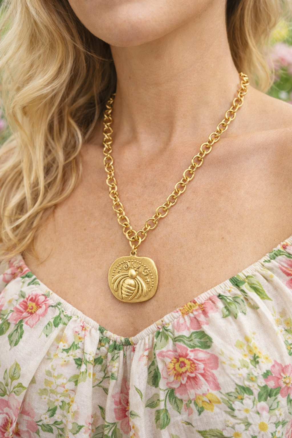 Gold Bee Pendant Necklace, Chunky Chain Necklace, Statement Bee Necklace, Vintage Style Pendant, Bold Gold Necklace, Designer Inspired Jewelry