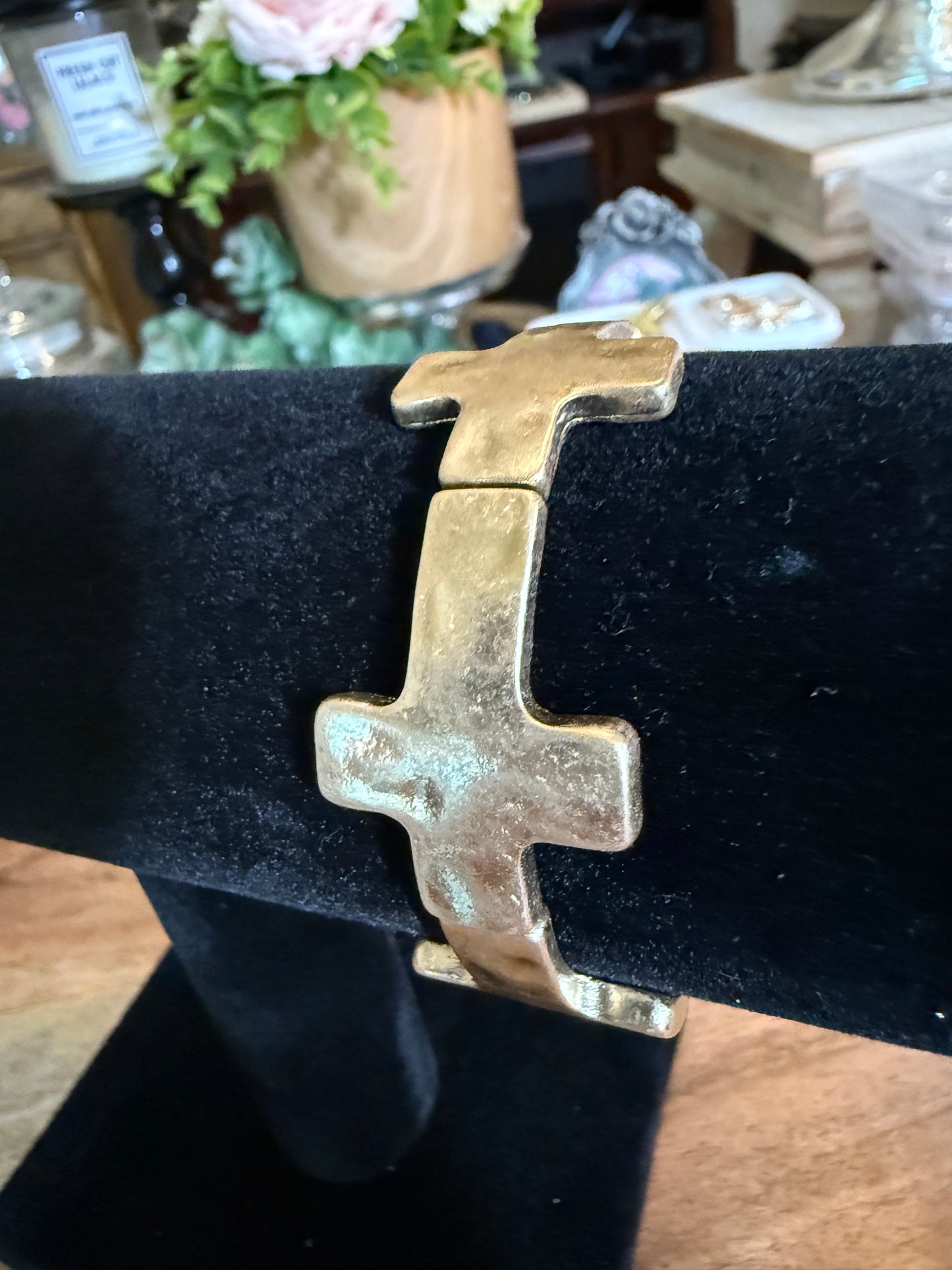 Matt gold hammered cross stretch bracelet