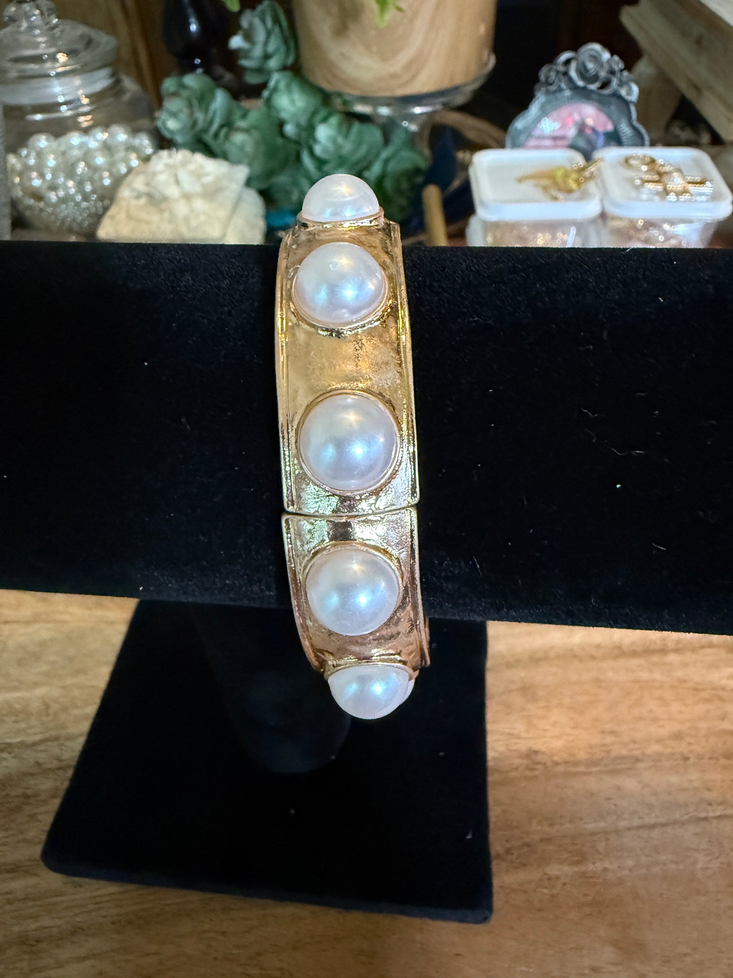 Stretch gold and pearl bracelet