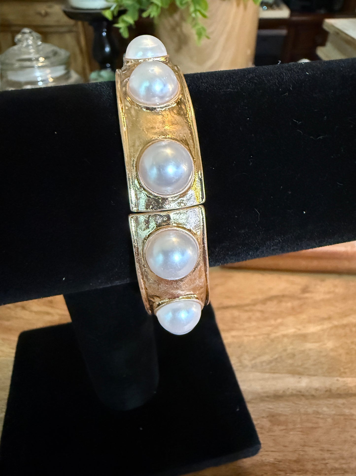 Stretch gold and pearl bracelet