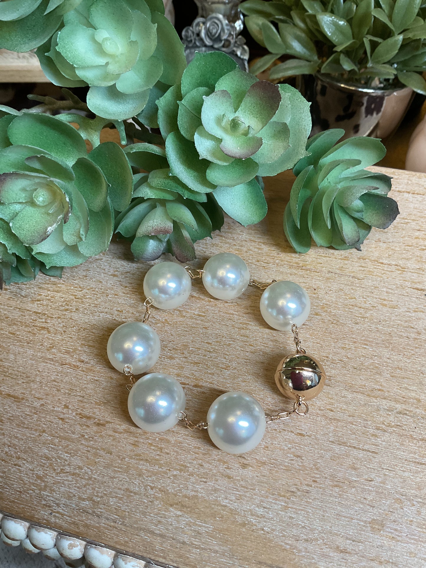 Large pearl bracelet with magnetic closure