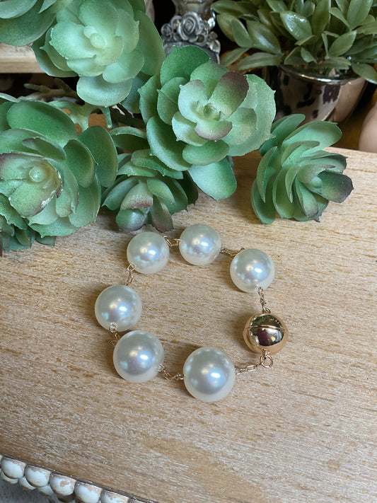 Large pearl bracelet with magnetic closure