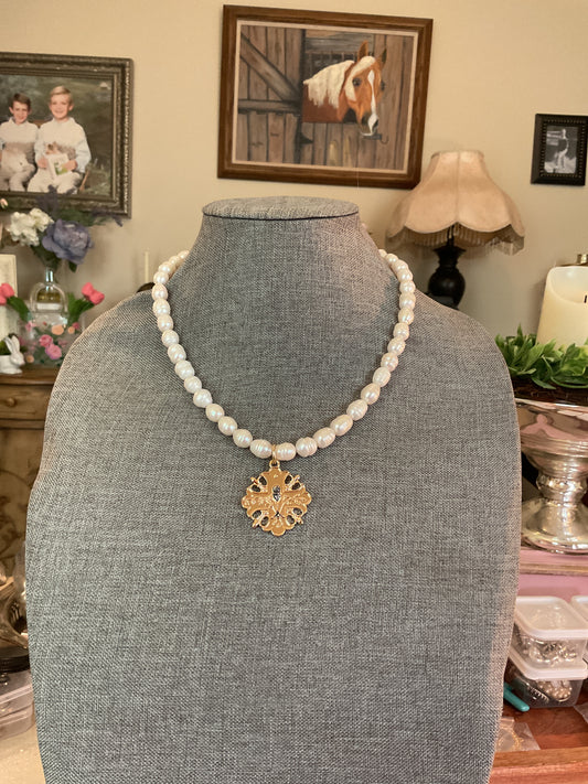 Elegant freshwater, pearl necklace with gold pendant